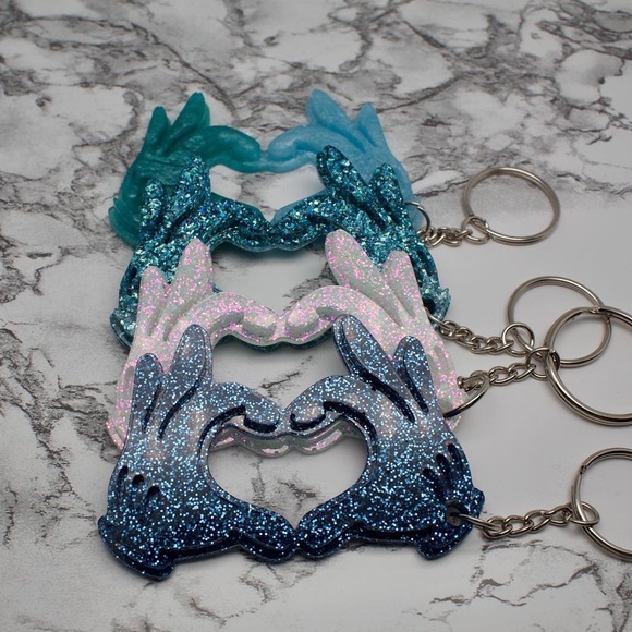 Mickey Mouse Glove Heart Keychain - Picture 2 of 7